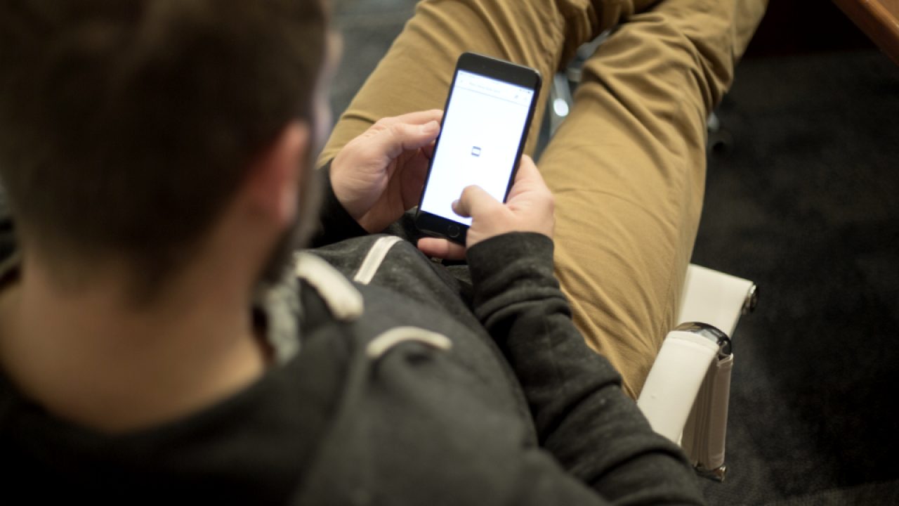 スマートフォンを操作している人の手元
