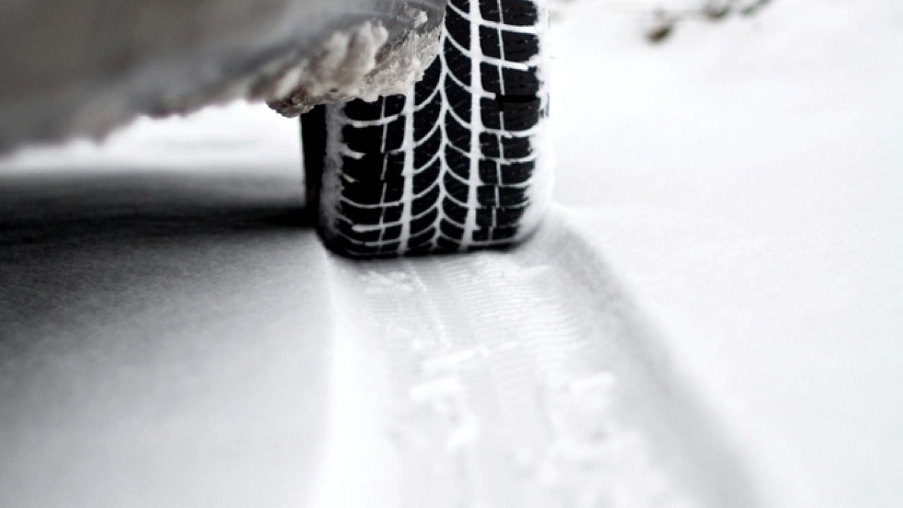 雪の上に止まっている車のタイヤ