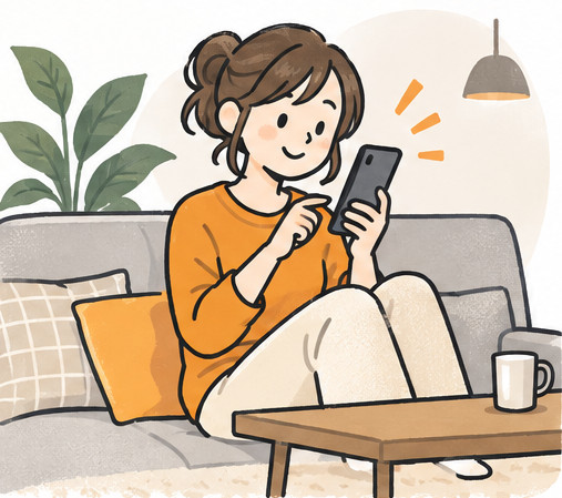 ソファでスマートフォンを見てお店を探している女性